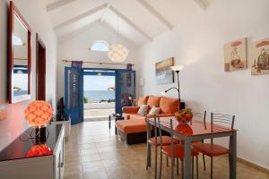 a living room with a couch and a table at Punta Marea in Punta Mujeres