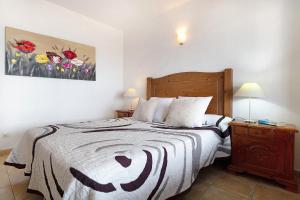 a bedroom with a bed and a picture of flowers at Punta Marea in Punta Mujeres