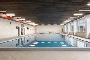 a large indoor swimming pool with a large ceiling at Panoramablick über den Oberharz in Braunlage