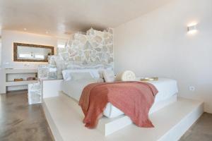 a bedroom with a large white bed and a mirror at Casa Marea - Villa Con Jacuzzi in Corralejo