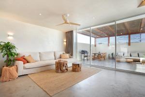 a living room with a white couch and a table at Casa Marea - Villa Con Jacuzzi in Corralejo