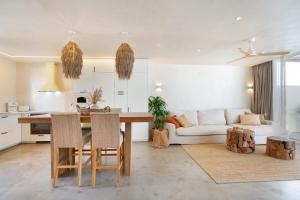 a kitchen and living room with a table and chairs at Casa Marea - Villa Con Jacuzzi in Corralejo