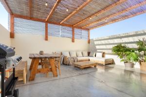 a living room with a couch and a table at Casa Marea - Villa Con Jacuzzi in Corralejo