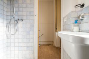 a bathroom with a shower and a white sink at Mira casa in Spadafora +20 photos