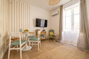 a living room with a table and chairs and a tv at Mira casa in Spadafora