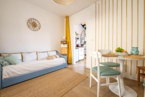 a bedroom with a bed and a table and a chair at Mira casa in Spadafora