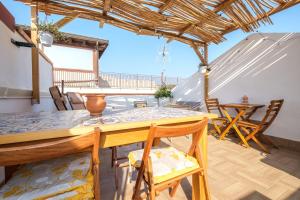 a dining room with a table and chairs at Mira casa in Spadafora