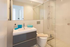 a bathroom with a sink and a toilet and a shower at Apartment in Mil Palmeras in Pilar de la Horadada +17 photos