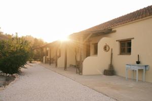 a building with a pathway next to a house at Helder Farm Studios in São Teotónio