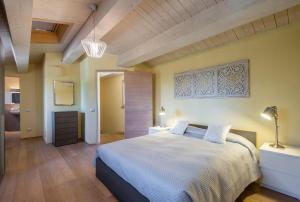 a bedroom with a large bed and a wooden ceiling at Villa Limone in Trequanda