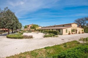 an empty driveway in front of a building at Villa Limone in Trequanda