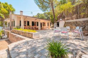 a patio with chairs and a table in front of a house at Villa Ses Basses in Mancor del Valle