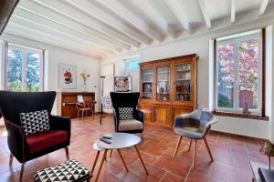 a living room with chairs and a table at Chambres D'hôtes La Baritaudière in La Réorthe