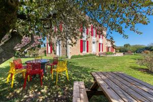 a group of chairs and a table in front of a building at Chambres D'hôtes La Baritaudière in La Réorthe