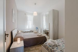 a small bedroom with a bed and a mirror at Sea Nest in Balestrate