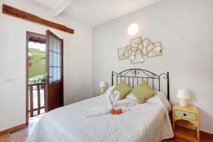 a bedroom with a bed with white sheets and a window at los diablitos 3c - Ideal familias in San Juan de la Rambla