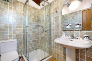 a bathroom with a toilet and a sink and a shower at los diablitos 3c - Ideal familias in San Juan de la Rambla +26 photos
