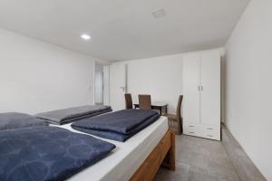two beds in a room with white cabinets at Ferienwohnung Tiefer Garten in Itzehoe