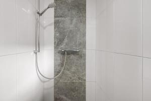 a bathroom with a shower with a glass door at Ferienwohnung Tiefer Garten in Itzehoe +12 photos