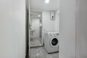 a bathroom with a washing machine and a sink at Ferienwohnung Tiefer Garten in Itzehoe