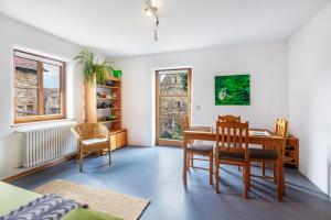 a room with a desk and a table and chairs at Sonnige Wohnung im Markgräflerland in Efringen-Kirchen
