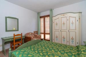 a bedroom with a bed and a desk and a table at Trilocale N8 - Porto Mannu in Palau
