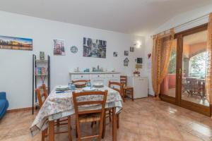 a kitchen and dining room with a table and chairs at Home Residence Barbara in San Teodoro