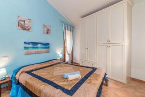 a bedroom with a large bed with blue walls at Home Residence Barbara in San Teodoro