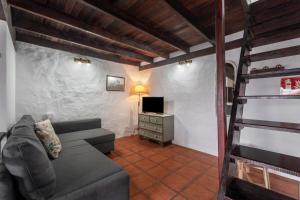 a living room with a couch and a television at Tesbabo Rural - Camelia in Mocanal