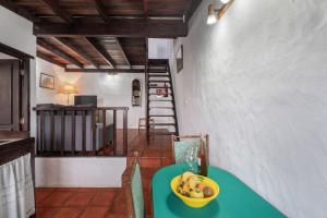 a room with a table with a bowl of fruit on it at Tesbabo Rural - Camelia in Mocanal