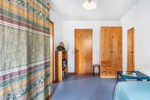 a room with a bed and wooden doors at Sonnige Wohnung im Markgräflerland in Efringen-Kirchen