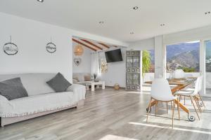 a living room with a couch and a table at Entre montañas in Árchez