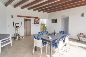 a dining room with a table and blue and white chairs at Entre montañas in Árchez
