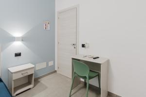 a room with a desk and a green chair at Bed And Breakfast Champagneria in Castelvetrano Selinunte +47 photos