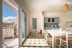 a kitchen and dining room with a table and chairs at Blue Bay Lux House in Torre Lapillo
