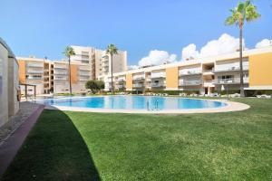 an empty swimming pool in front of a building at Vilamoura Marina in Vilamoura