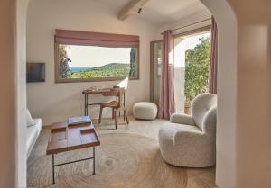 a living room with a chair and a table at Casa Penisula in Porto-Vecchio