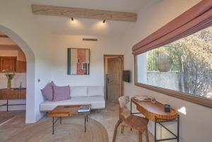 a living room with a couch and a table at Casa Penisula in Porto-Vecchio