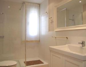 a bathroom with a toilet and a sink and a shower at Gailupa in San Martín +12 photos