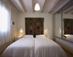 a bedroom with a large white bed and a window at Gailupa in San Martín