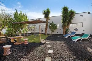 a backyard with a patio with a table and chairs at Finca Fani 4 in Agüimes