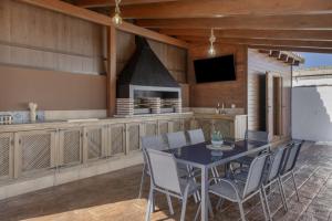 a kitchen and dining room with a table and chairs at Villa Fatema in Conil de la Frontera