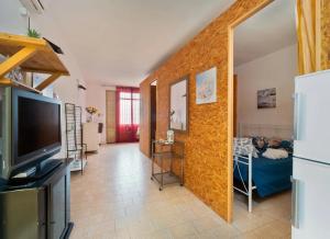 a living room with a flat screen tv and a couch at Villa Tramonto Ionico Torre Lapillo in Torre Lapillo