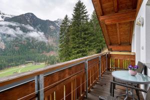 a balcony with a table and a view of a mountain at Mair am Tinkhof in Selva dei Molini