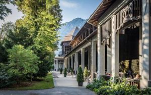 a building with a mountain in the background at Zuhause am Kurgarten in Bad Reichenhall