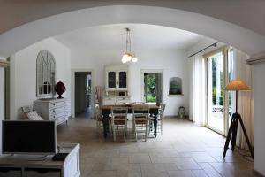 a kitchen and dining room with a table and chairs at Villa Dina in Nardò