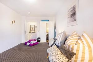 a bedroom with a bed and two chairs at Wohnung Horsti in Timmendorfer Strand