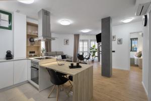 a kitchen and living room with a table and chairs at Apartamento Calecampo in Candelaria