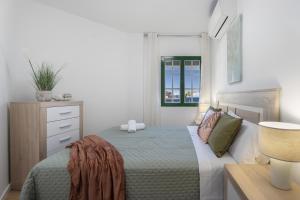 a bedroom with a bed and a window at Apartamento Calecampo in Candelaria