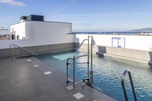 a swimming pool on top of a building with water at Apartamento Blue Wave 1 10 in Tarifa